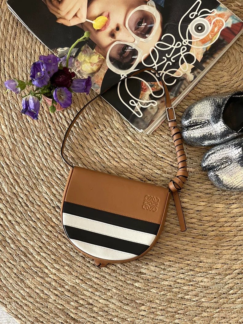 Loewe loewe Color-blocked shell cross-body bag 2503-Nextarrow Size ONE SIZE - 1 Thumbnail