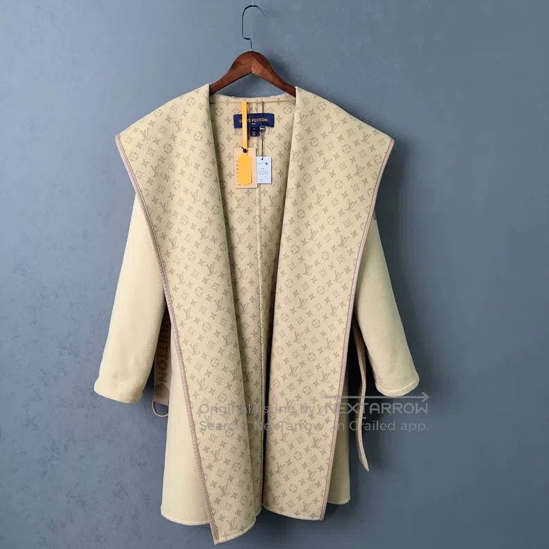 Louis Vuitton Louis Vuitton Caramel double-breasted with logo inside coa Size XS / US 0-2 / IT 36-38 - 2 Thumbnail