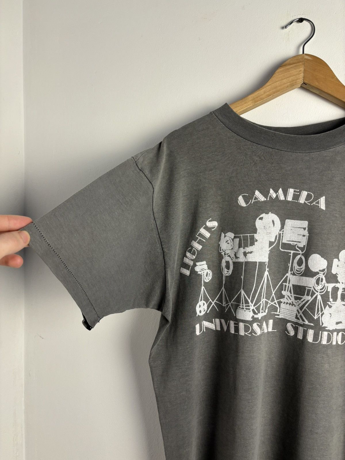 Hanes Vintage 90s Universal Studios Crazy Faded Singlestitch Tee Size US XL / EU 56 / 4 - 4 Thumbnail
