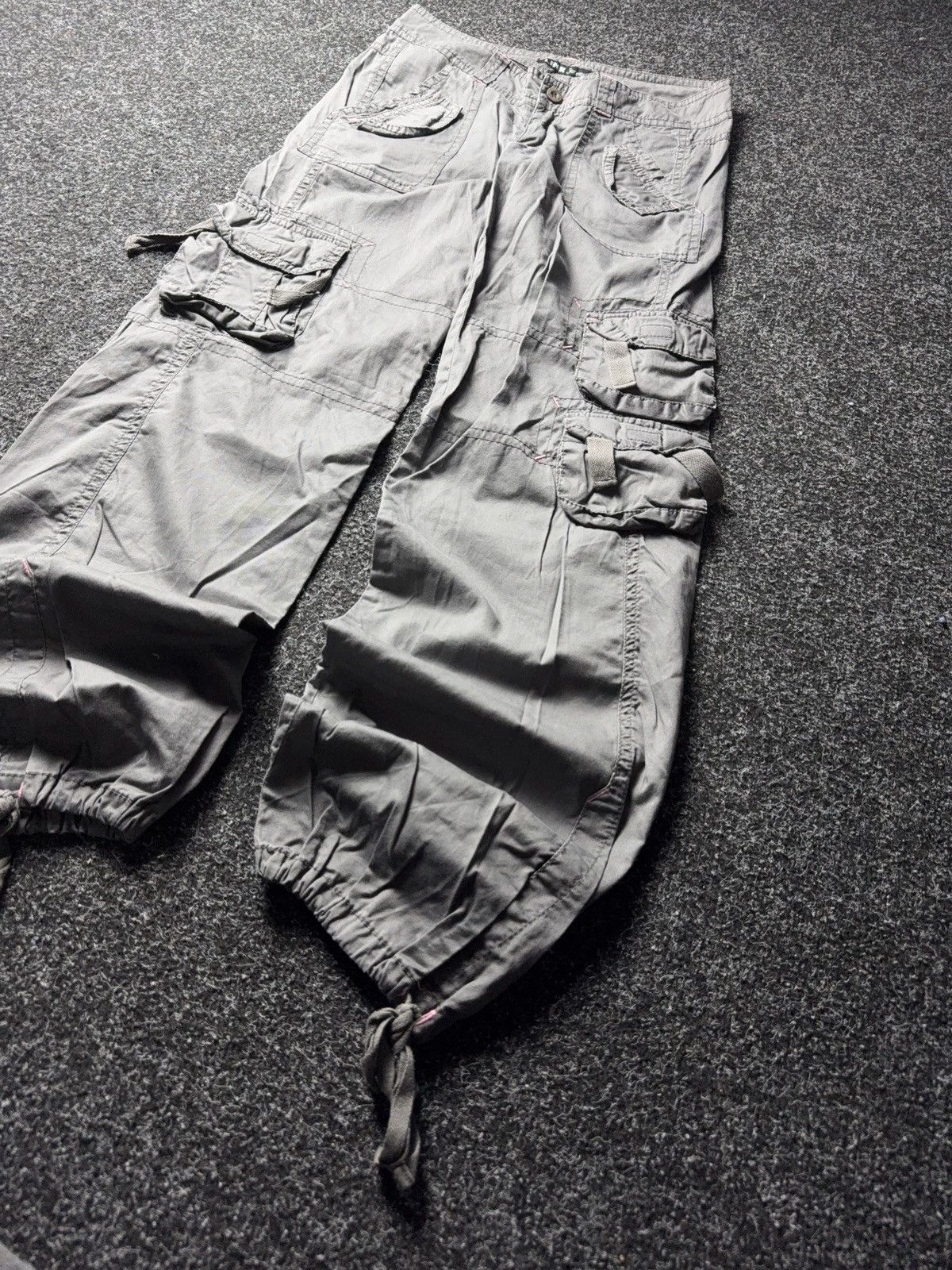 Japanese Brand Y2K 00s Avant Garde Multi-Pocket Parachute Cargo Pants Grey Size 30" / US 8 / IT 44 - 3 Thumbnail