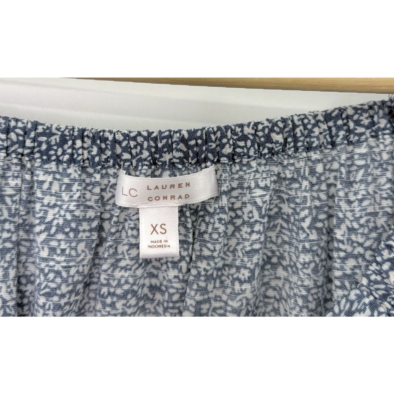 Vintage LC Lauren Conrad Blue Floral Print Blouse XS Puff Sleeve Square Neck Tie Accent Womens Blouse, Linen? (Note: fabric is Rayon) Size XS / US 0-2 / IT 36-38 - 5 Thumbnail