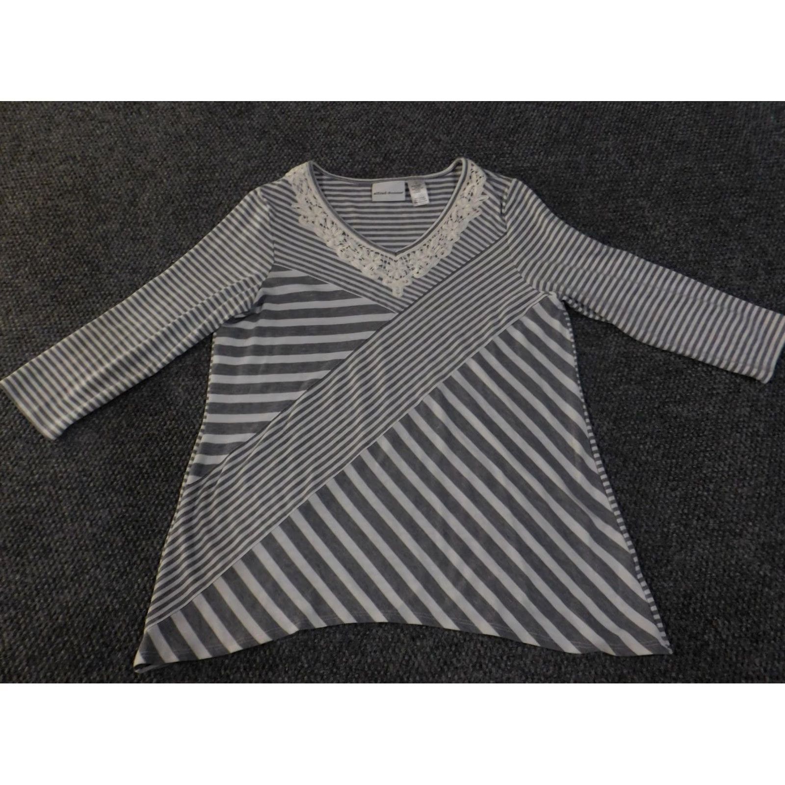 Vintage Alfred Dunner Blouse Womens Small Gray Striped Lace Trim V-Neck Stretch Casual 3/4 Sleeve Size S / US 4 / IT 40 - 2 Thumbnail