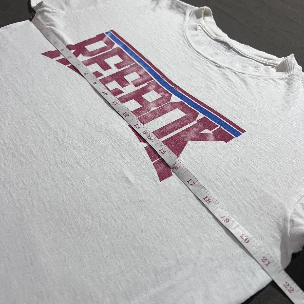 Vintage Vintage 80s 90s Reebok Tee Faded graphic sportwear Size US L / EU 52-54 / 3 - 14 Thumbnail
