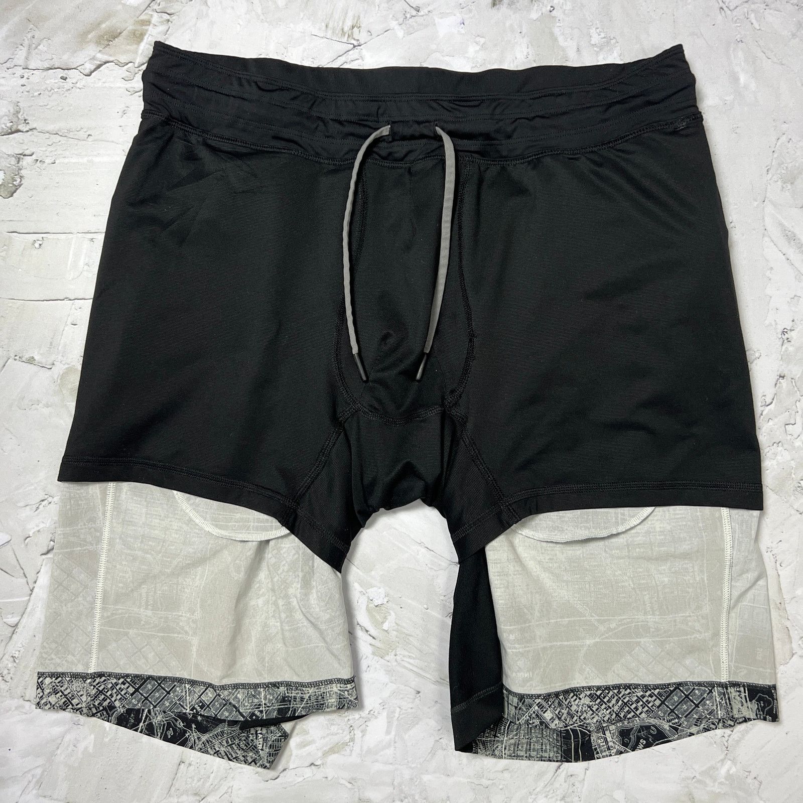 Lululemon Lululemon T.H.E. Short 9" SeaWheeze Black White Liner L Size US 31 - 5 Thumbnail