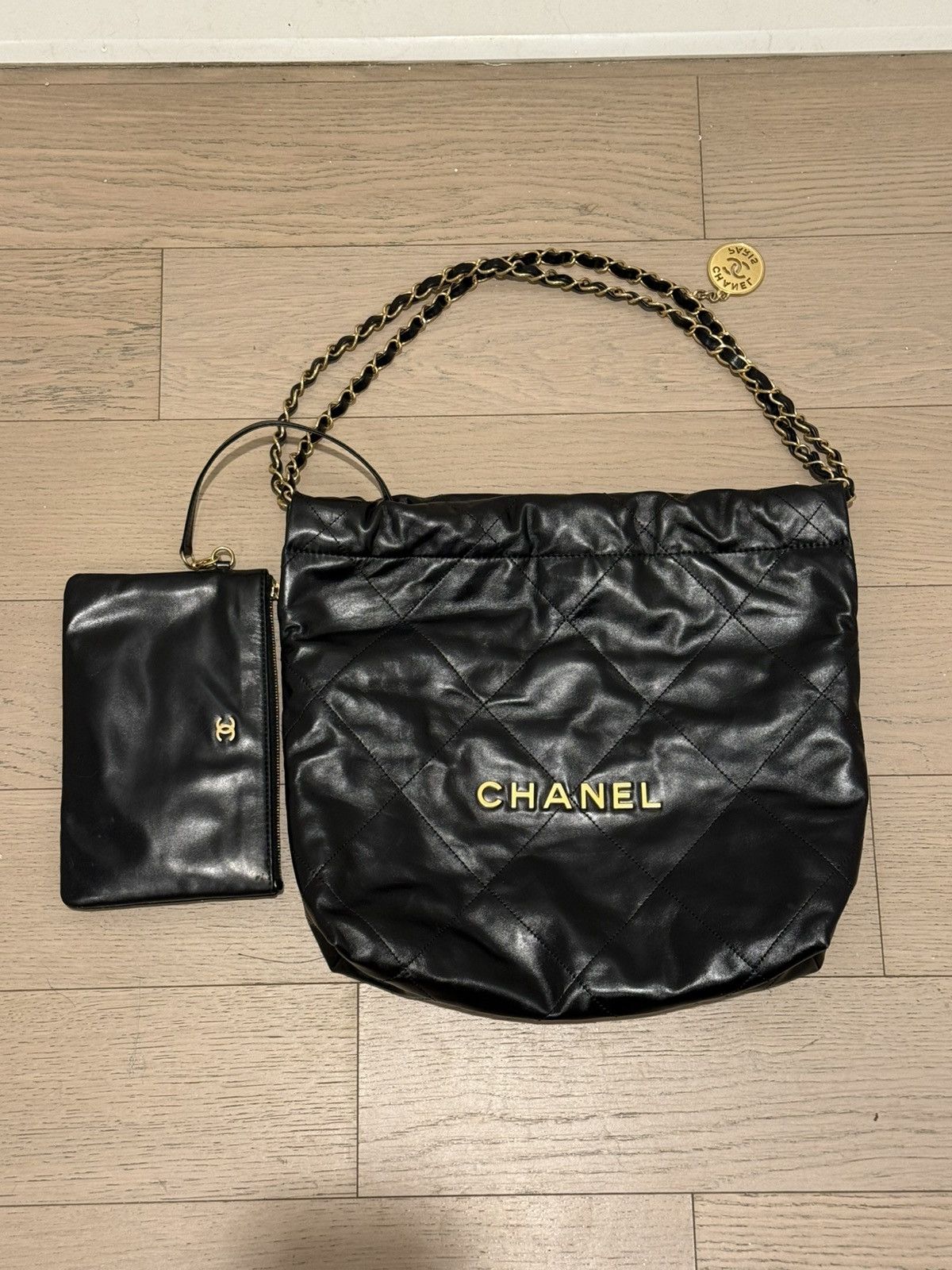 Chanel Chanel 22 Bag (Black/Gold) Size ONE SIZE - 1 Thumbnail