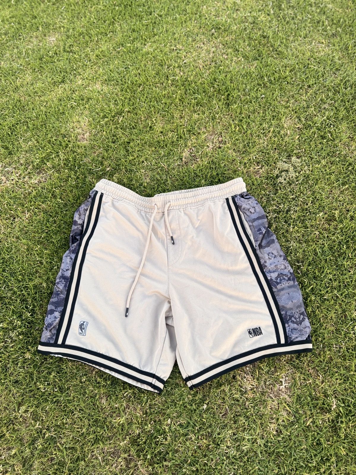 NBA NBA Tan and Gray Athletic Shorts Size US 32 / EU 48 - 5 Thumbnail