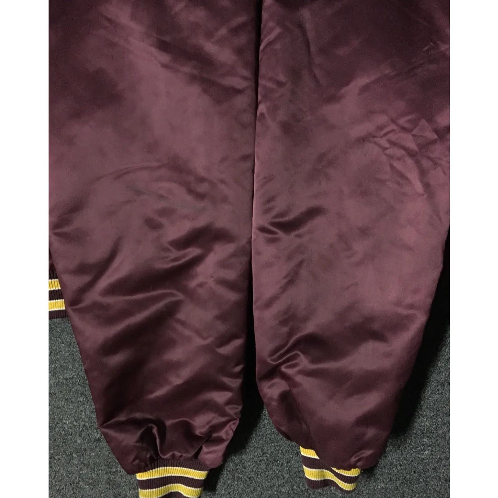 Vintage VINTAGE Stewartville Football Satin Jacket L USA School Track PE Varsity Grunge 80s Red Mens Size US L / EU 52-54 / 3 - 3 Thumbnail