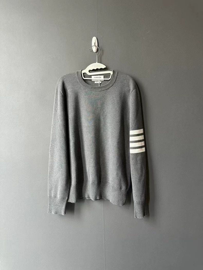 Thom Browne Thom browne Gray four-bar sweater 2503-Nextarrow Size US XL / EU 56 / 4 - 1 Thumbnail