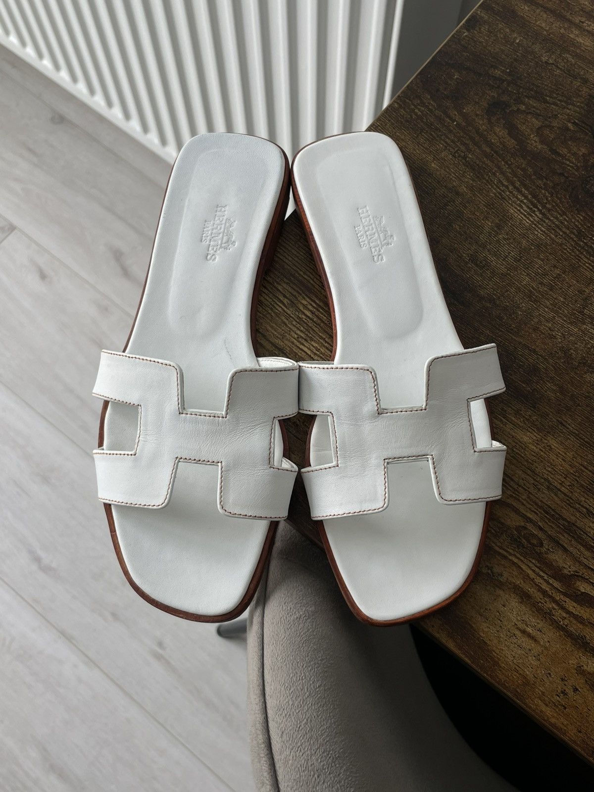 Hermes Hermes Oran White Leather Flat Sandals Size US 7 / IT 37 - 2 Thumbnail
