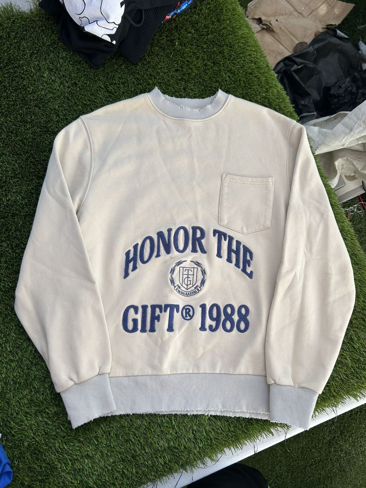 Honor the Gift Honor The Gift Spellout College Distressed Pocket Sweatshirt Size US M / EU 48-50 / 2 - 2 Thumbnail