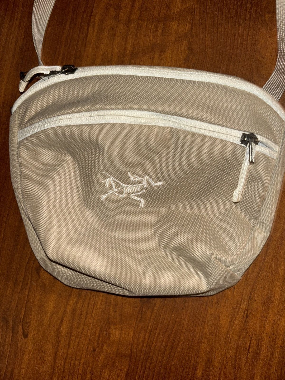 image of Arcteryx Arc’Teryx Mantis 2 Side Bag in Beige, Men's