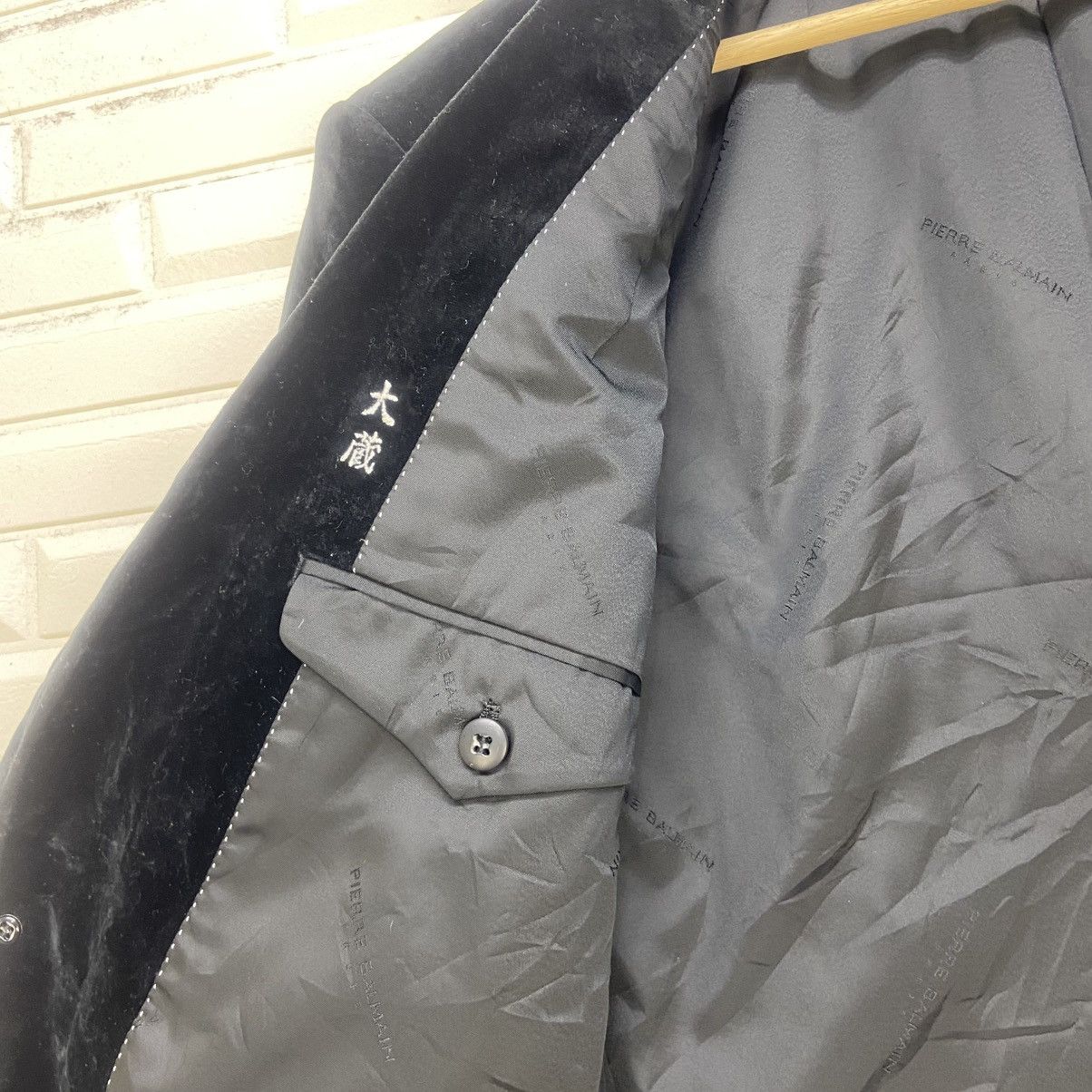 Pierre Balmain Vintage Pierre Balmain Black Velvet Blazer Coat Size US S / EU 44-46 / 1 - 10 Thumbnail