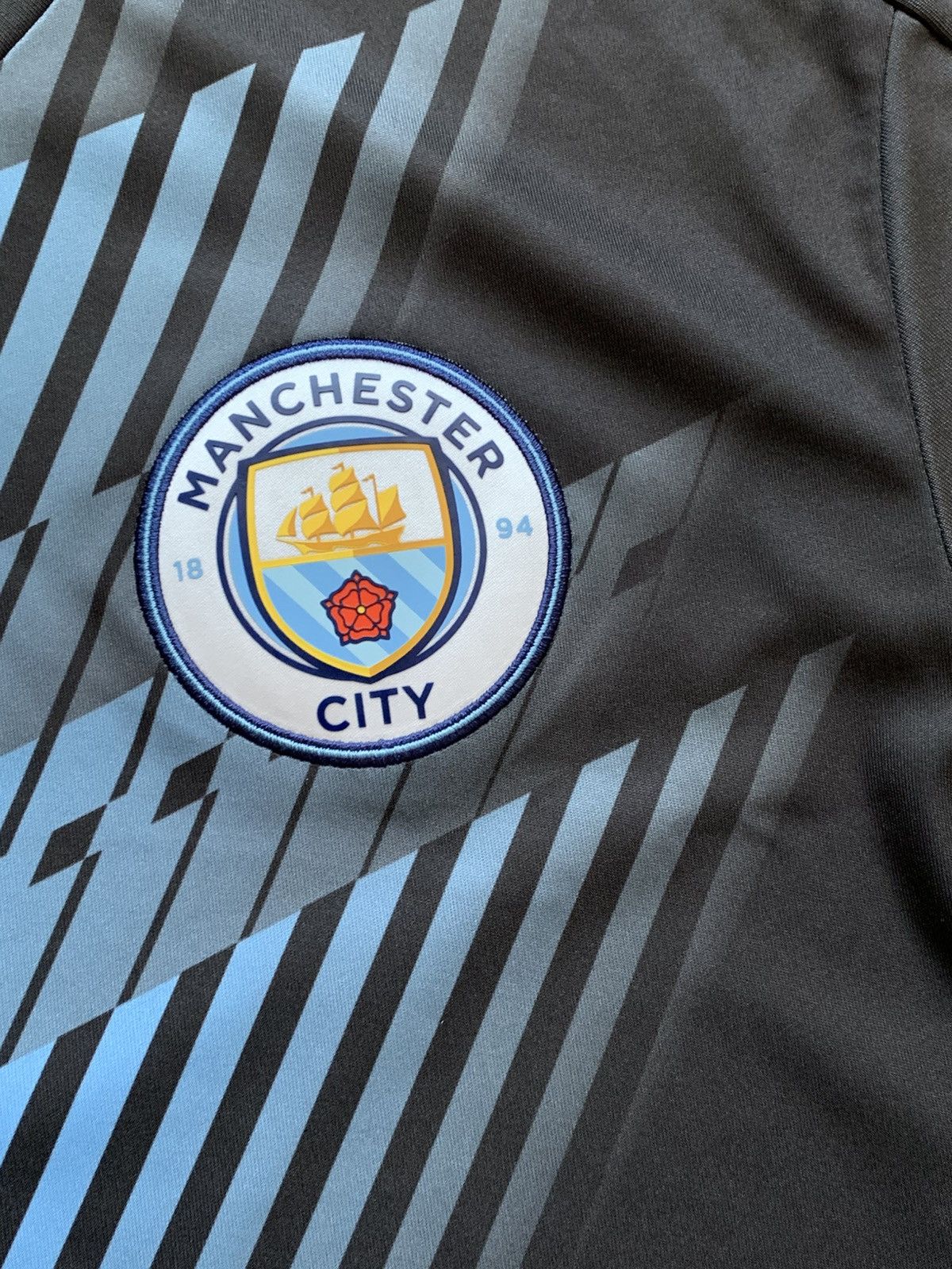 Puma 🔥PUMA MANCHESTER CITY TRAINING BLOCKCORE SOCCER JERSEY Size US M / EU 48-50 / 2 - 5 Thumbnail