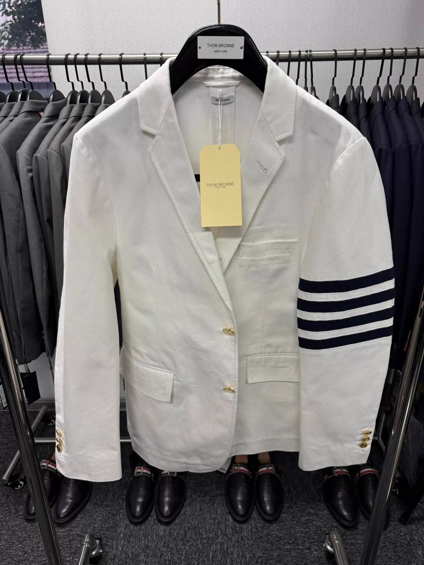 Thom Browne Thom Browne Men's White Four-Bar Suit Size3 Size US L / EU 52-54 / 3 - 1 Thumbnail