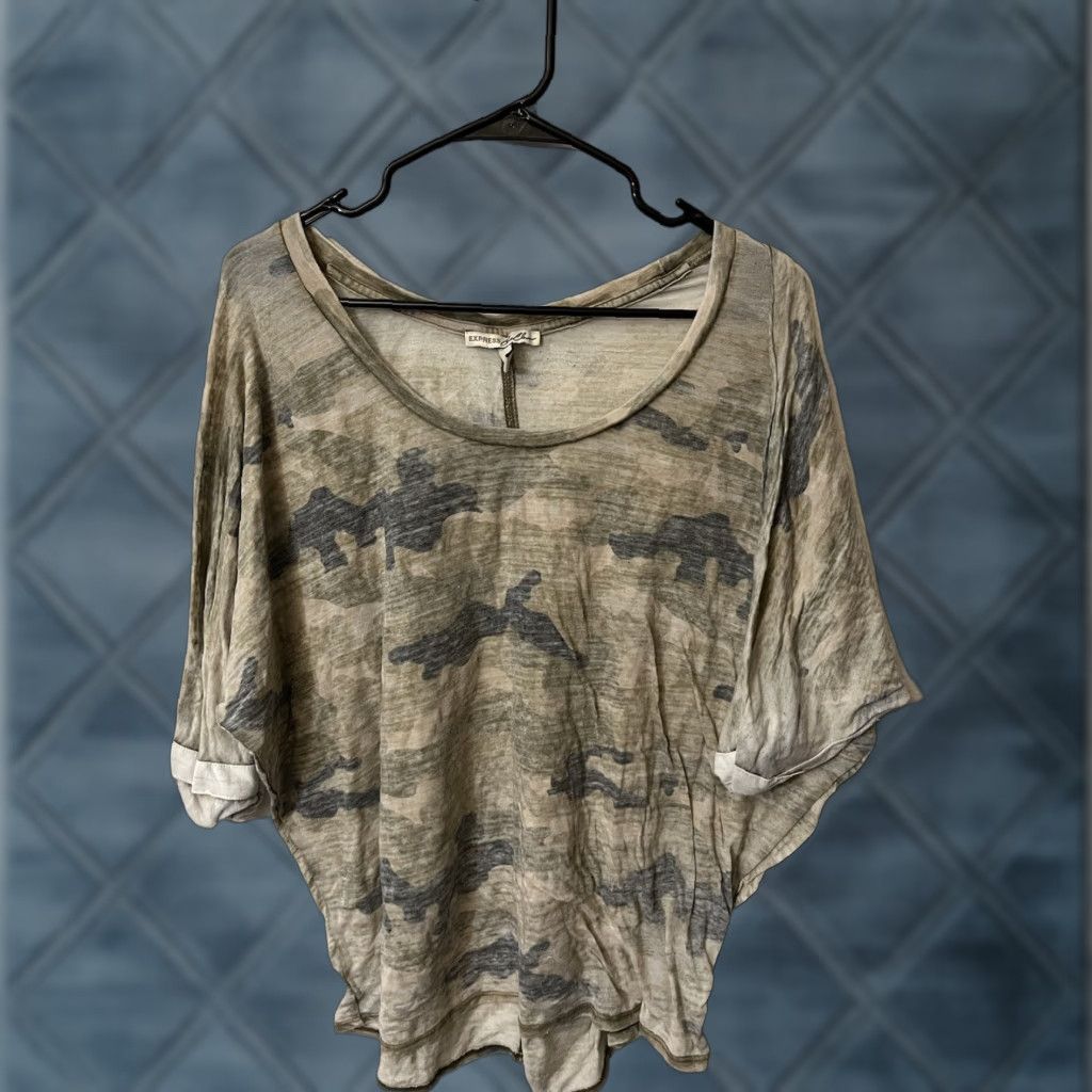 Express Express One Eleven Top Oversized Medium Tan Green Blue Camouflage 1/2 Sleeve Size M / US 6-8 / IT 42-44 - 1 Thumbnail