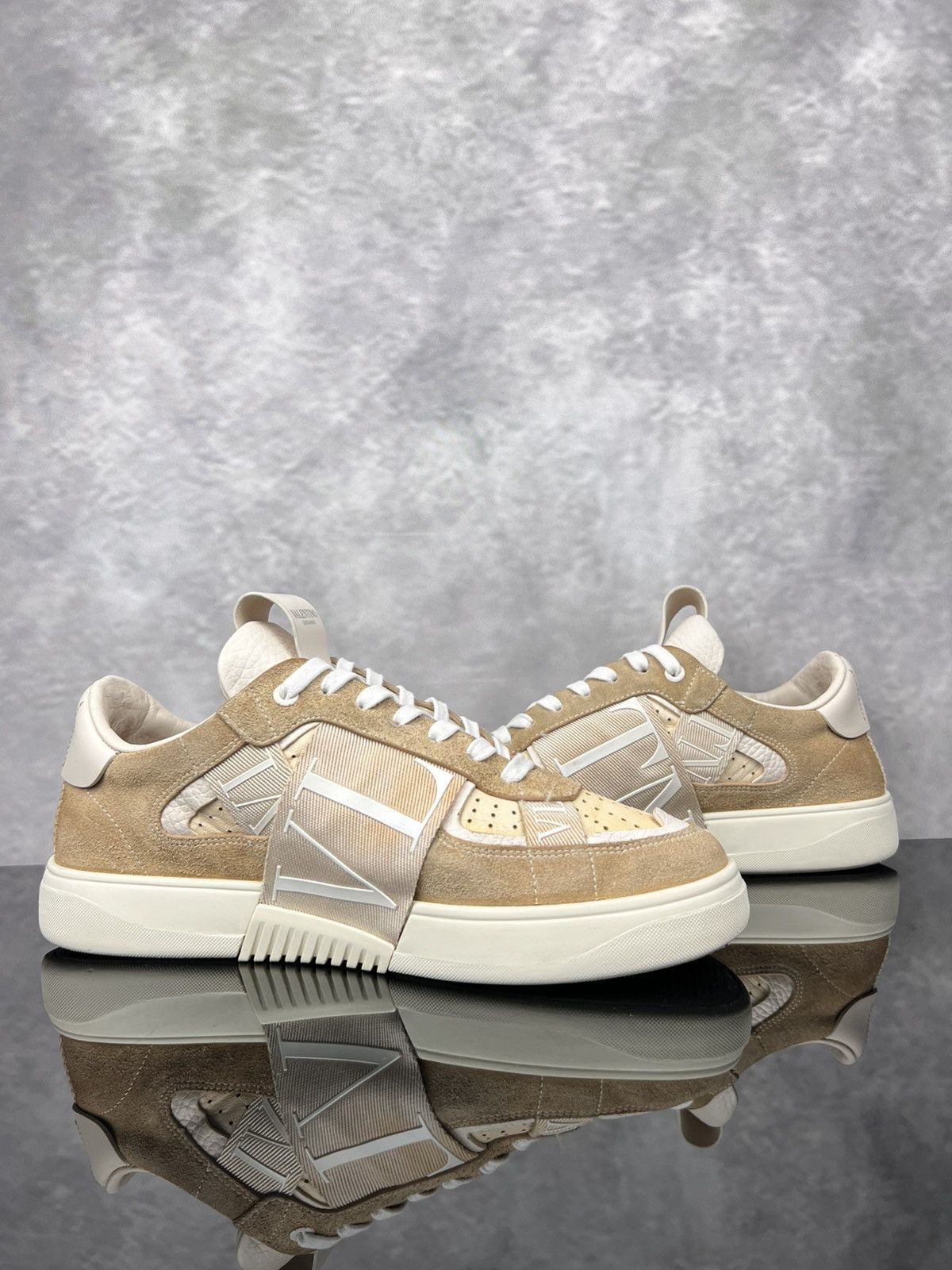 Valentino Valentino Garavani Leather Low-Top Sneakers Beige | Size 40 Size US 7 / EU 40 - 8 Thumbnail