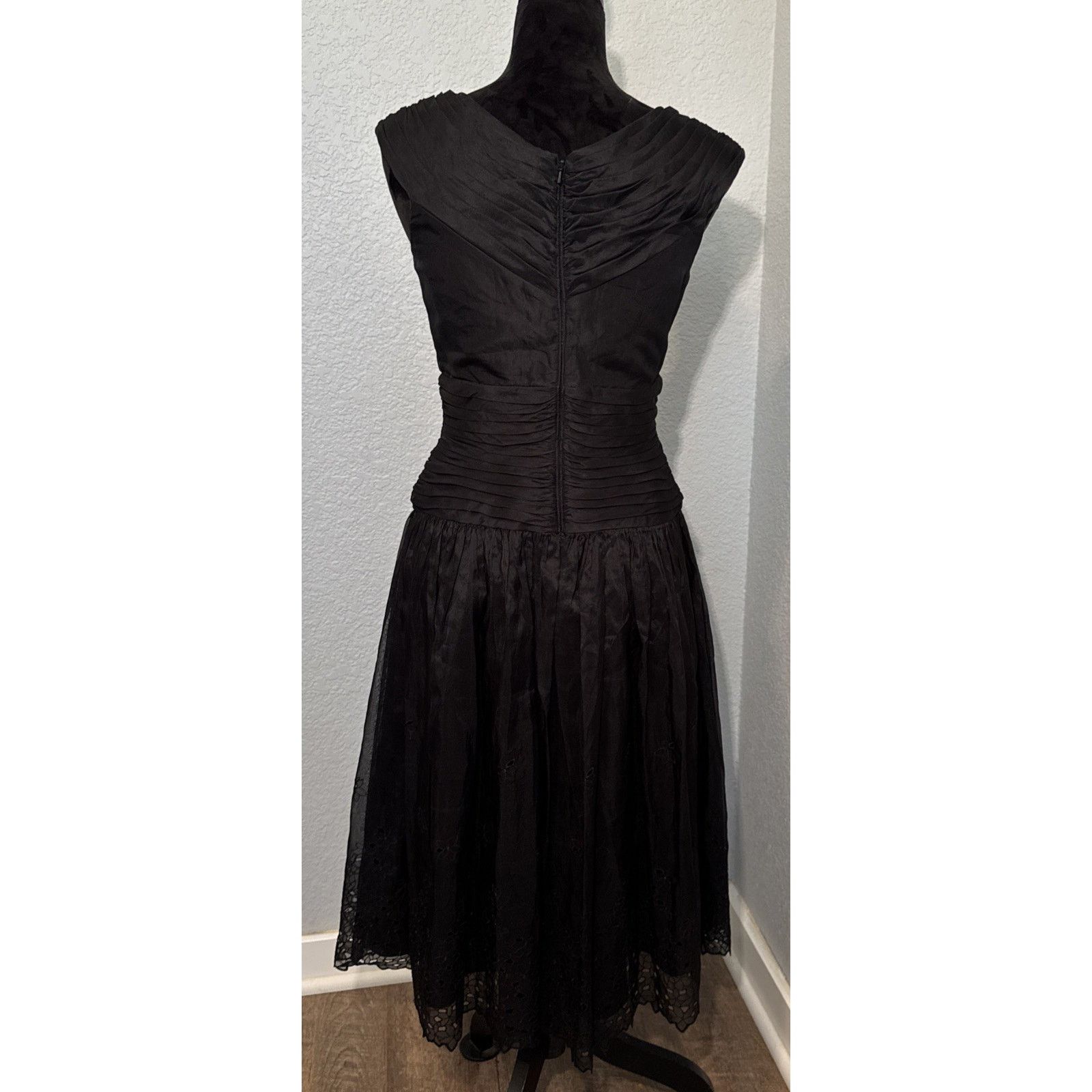 Tadashi Shoji Tadashi 100% Silk Black Dress Eyelet Cutouts In Skirt Size 2 Size XS / US 0-2 / IT 36-38 - 5 Thumbnail