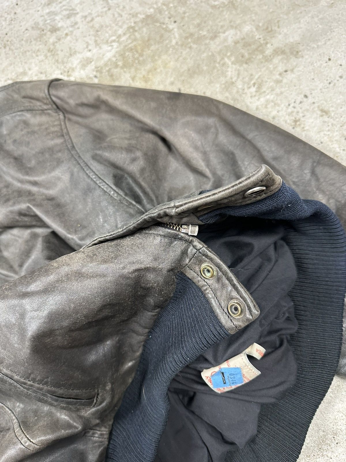 Other Vintage 90s Black Distressed Leather Bomber Jacket Army Size US XL / EU 56 / 4 - 12 Thumbnail