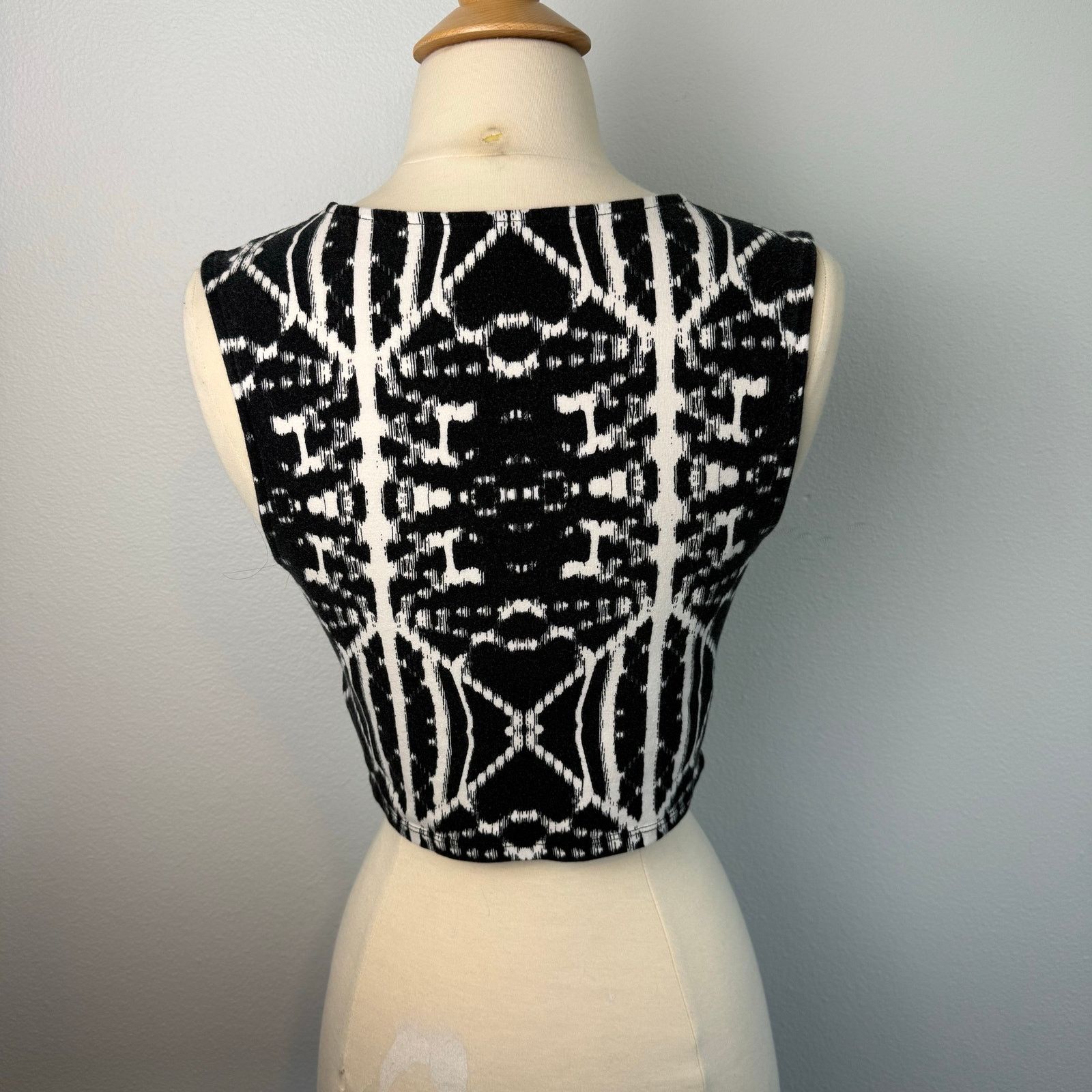 Express Express Tribal Pattern Cropped Muscle Shirt, Sz S Size S / US 4 / IT 40 - 2 Thumbnail