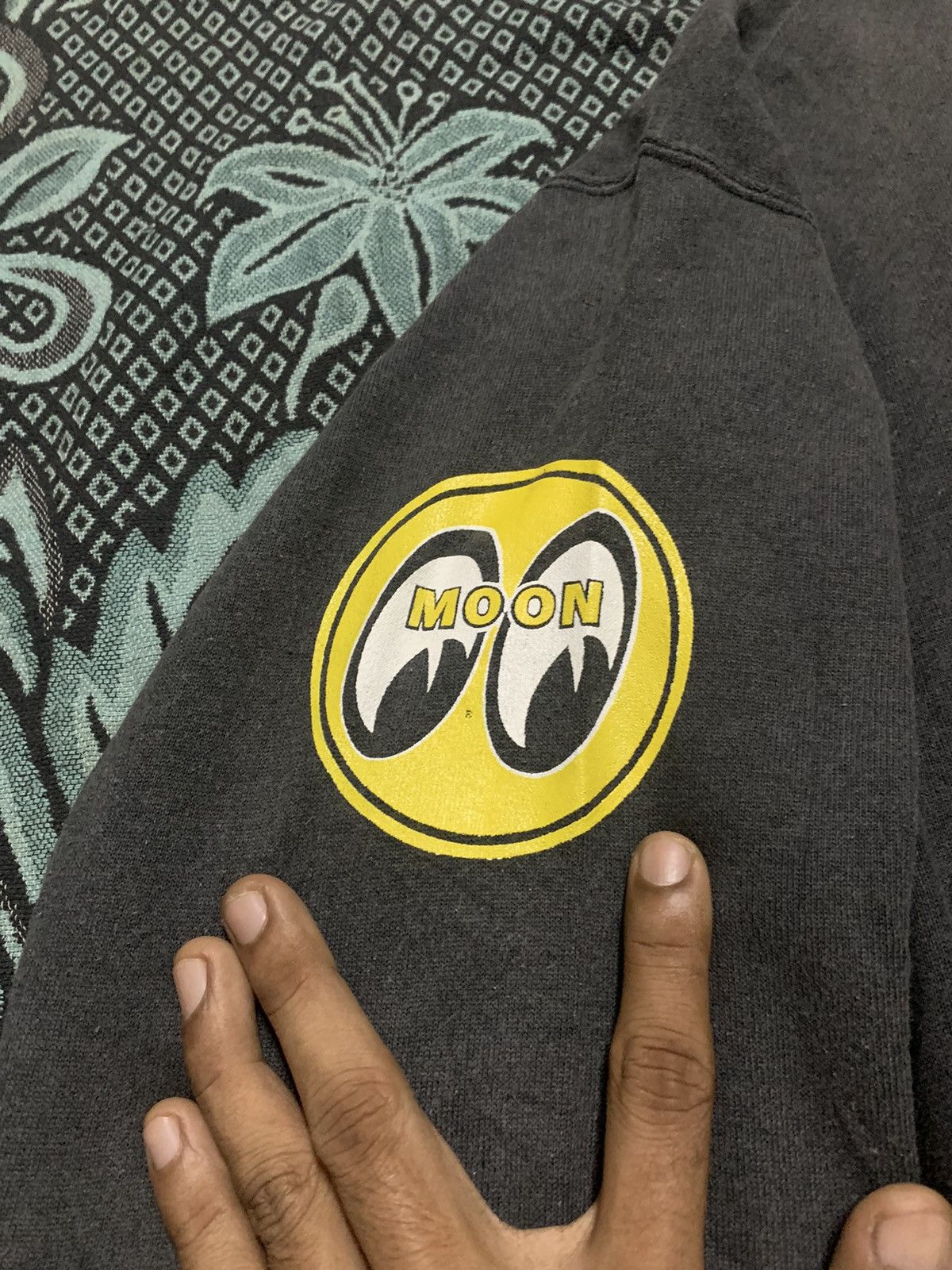 Vintage 1996 MOONEYES SWEATSHIRT NICELY FADED RARE Size US L / EU 52-54 / 3 - 6 Thumbnail