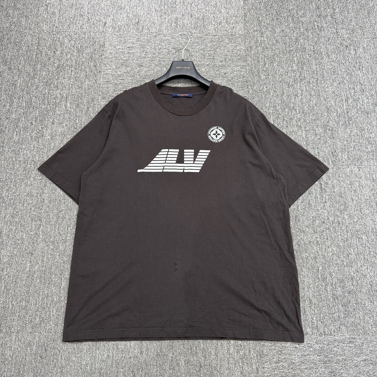 Louis Vuitton Louis Vuitton Logo Graphic T-Shirt Brown Size XXL Size US XXL / EU 58 / 5 - 1 Thumbnail