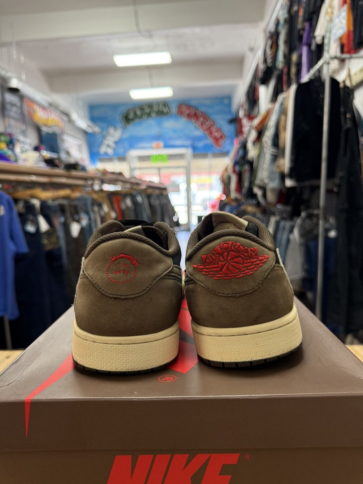 Nike × Travis Scott Travis scott low mocha size 11 og all Size US 11 / EU 44 - 4 Thumbnail