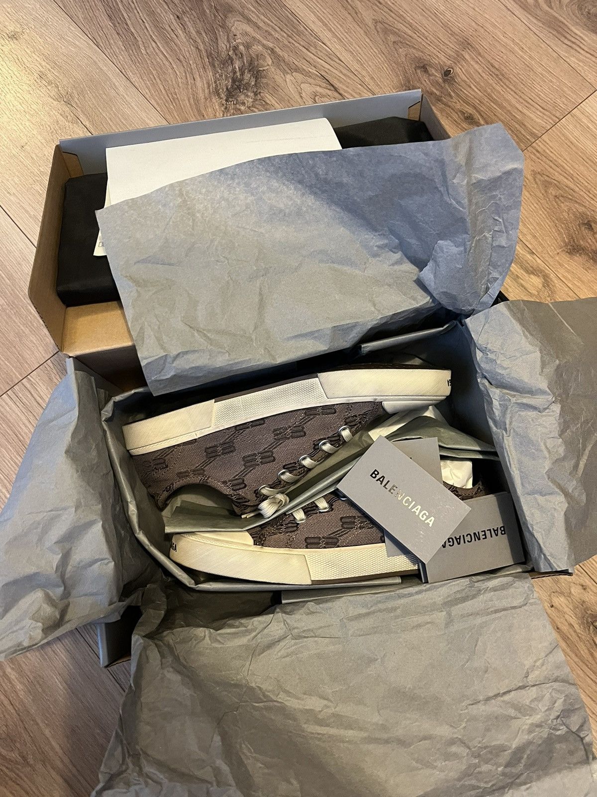 Balenciaga ❗️BRAND NEW Balenciaga Paris Low Top Sneakers❗️ Size US 9 / EU 42 - 6 Thumbnail