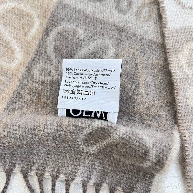 Loewe LOEWE A scarf covered with geometric patterns Size ONE SIZE - 4 Thumbnail