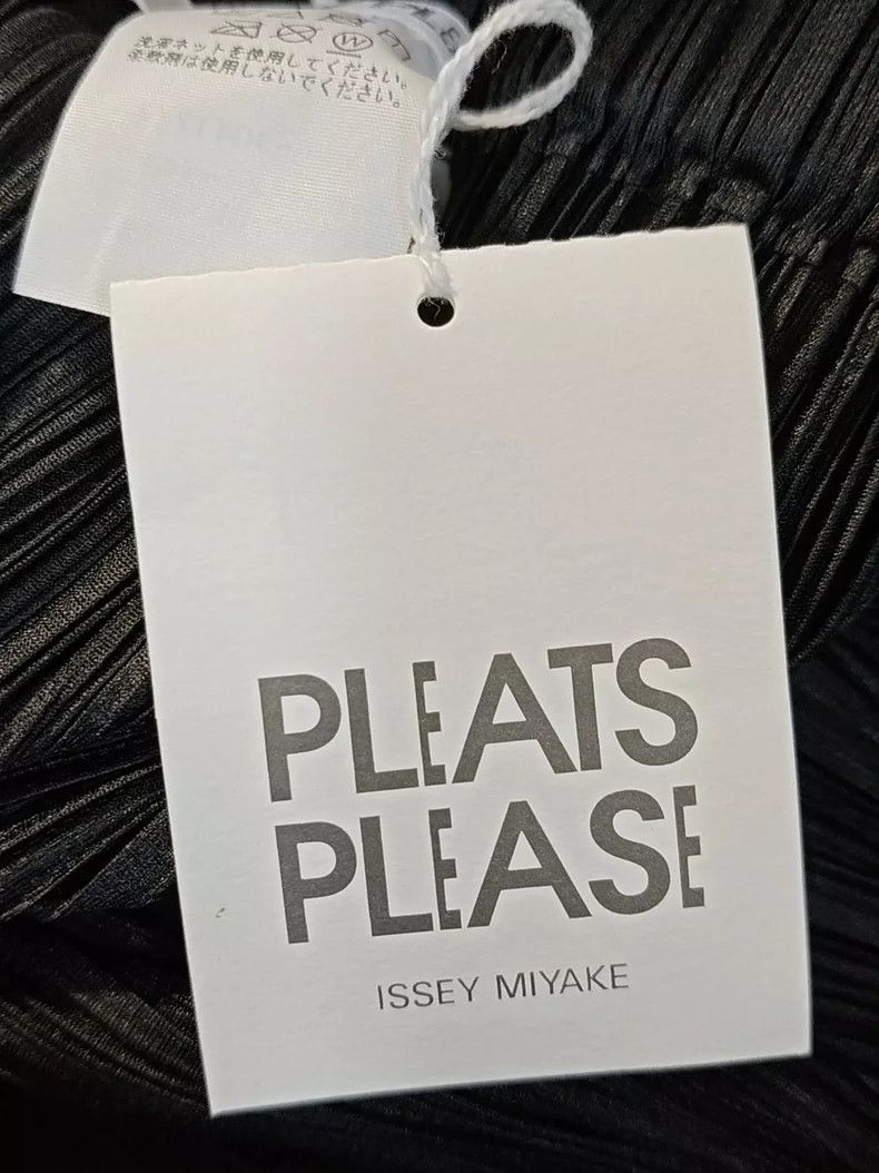 Issey Miyake Issey Miyake size:3 Black pleated skirt Size 22" - 2 Thumbnail