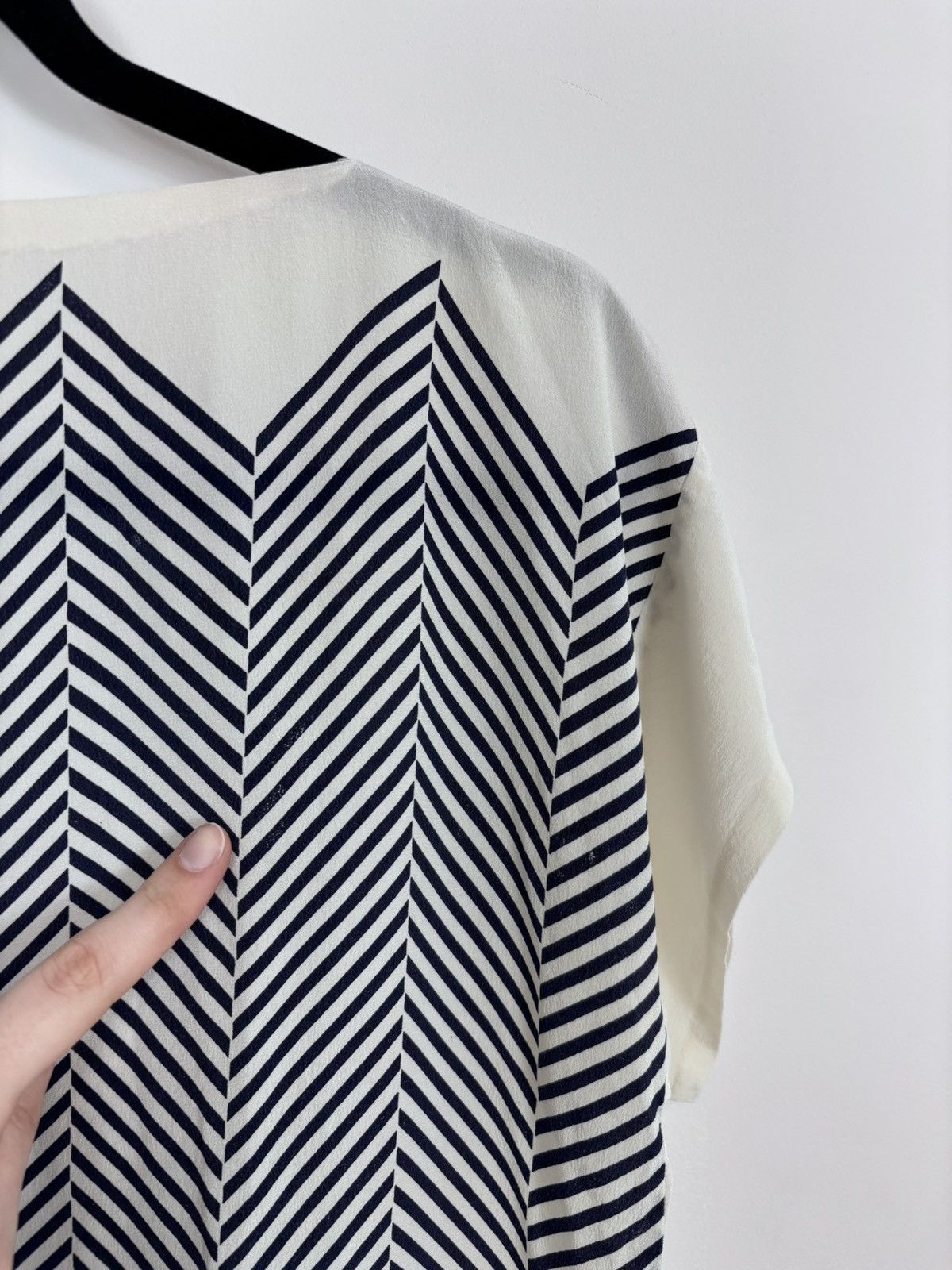Gianfranco Ferre Vintage Gianfranco Ferre Women’s Herringbone T-Shirt Blouse Size M / US 6-8 / IT 42-44 - 8 Thumbnail