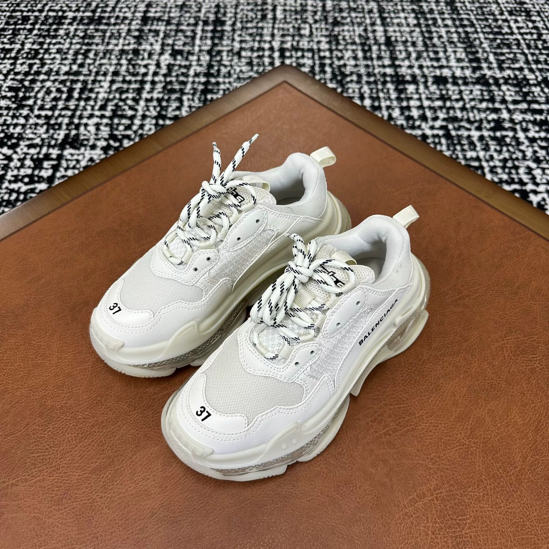 Balenciaga Balenciaga White Lowtop Sneakers it_37 Women Size US 7 / IT 37 - 1 Thumbnail