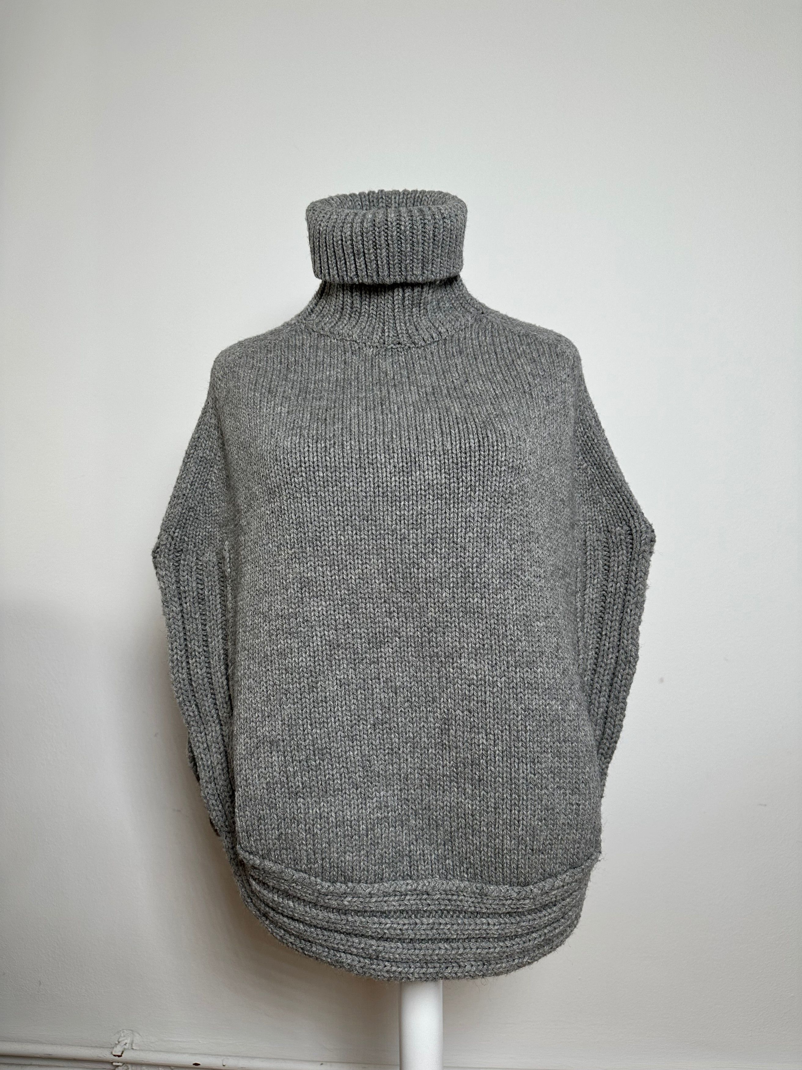 Gucci Vintage Wool Poncho Grey M Size M / US 6-8 / IT 42-44 - 1 Thumbnail