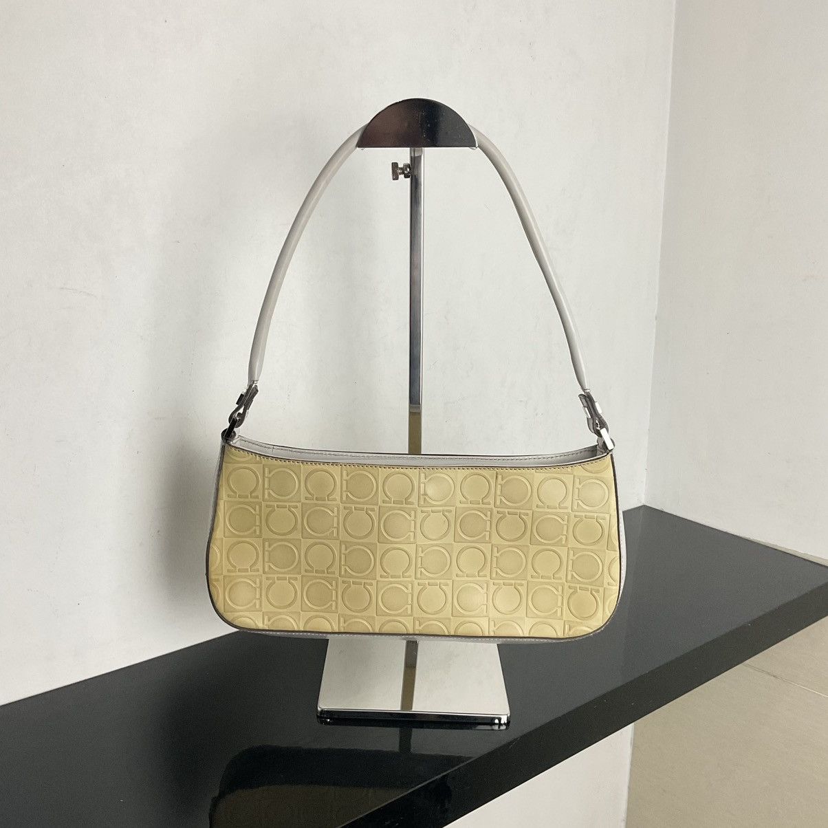 Salvatore Ferragamo Salvatore Ferragamo White Gancini Leather Shoulder Bag Size ONE SIZE - 1 Thumbnail