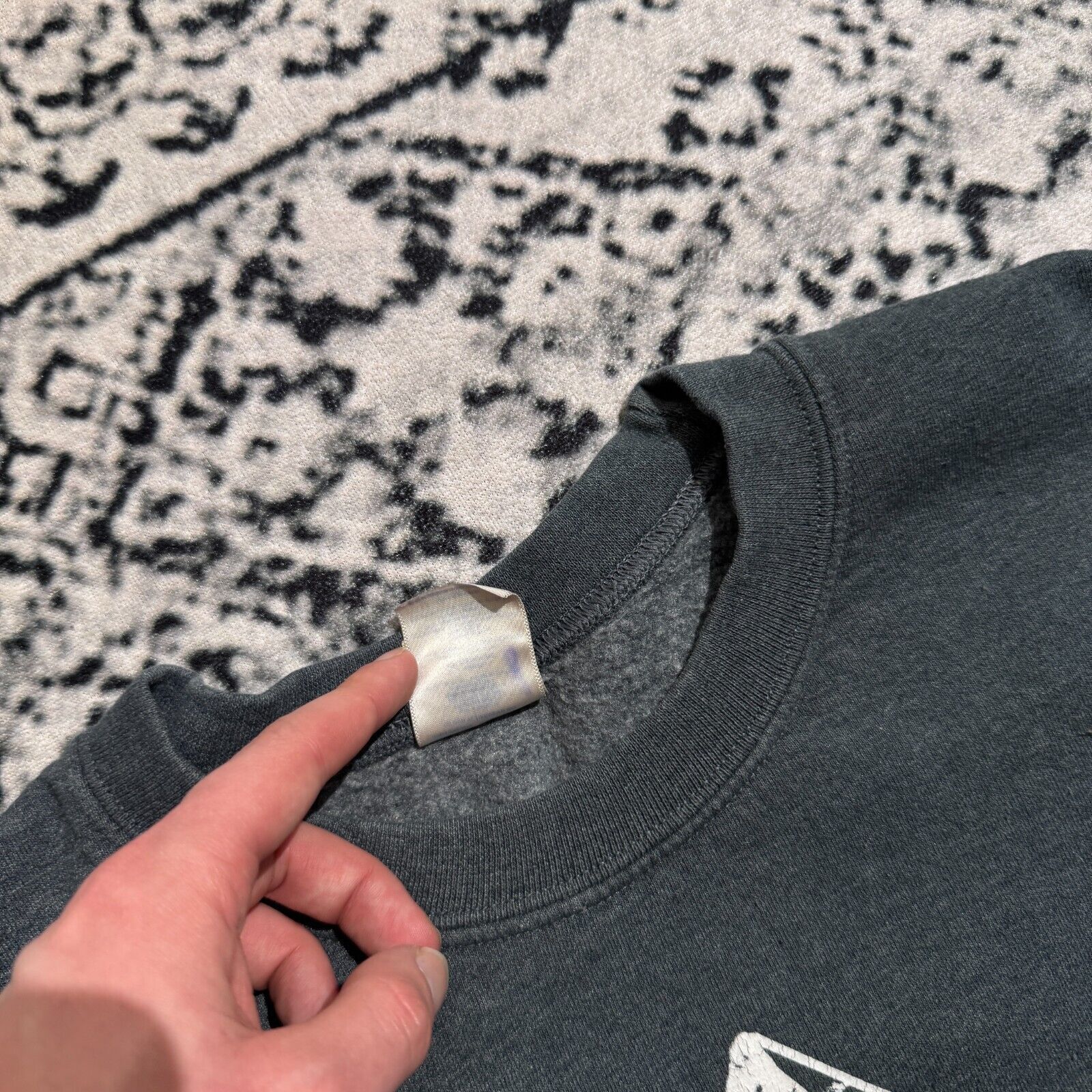 Vintage Vintage Unisex Gray Cotton Crewneck Size S Luxor Casino 90s Size US S / EU 44-46 / 1 - 6 Thumbnail