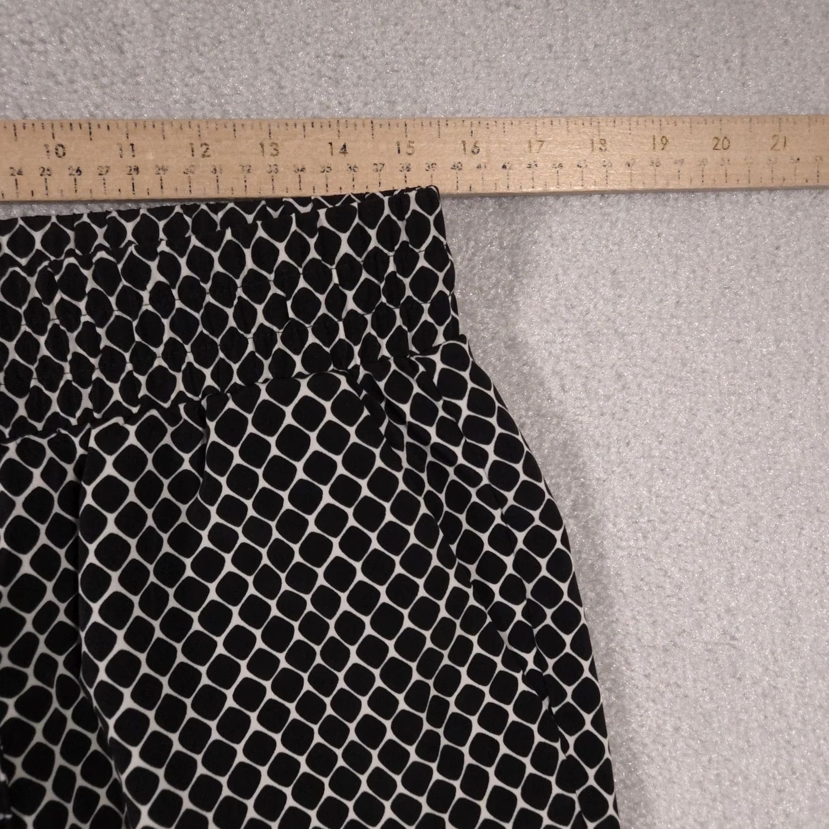 Apt. 9 VINTAGE? No. (But Not Vintage) APT 9 Pants Womens Petite Medium Black White Geometric Print Pull On Tapered Leg Size 32" / US 10 / IT 46 - 6 Thumbnail