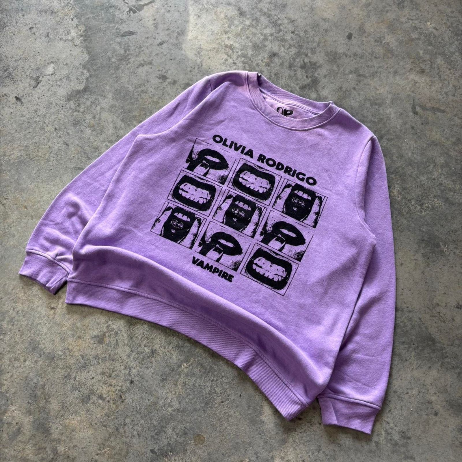 Other Olivia Rodrigo Vampire Tour purple sweatshirt Size XXL / US 16-18 / IT 52-54 - 1 Thumbnail