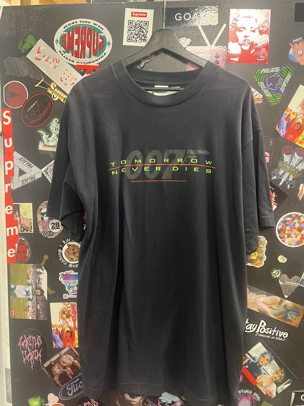 Vintage Vintage 1997 007 Tomorrow Never Dies Movie Promo Shirt Size US XL / EU 56 / 4 - 1 Thumbnail