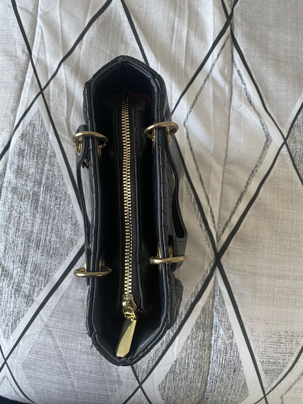 Other Womens Small Black & Gold Crossbody Purse Ladies Handbag Size ONE SIZE - 4 Thumbnail