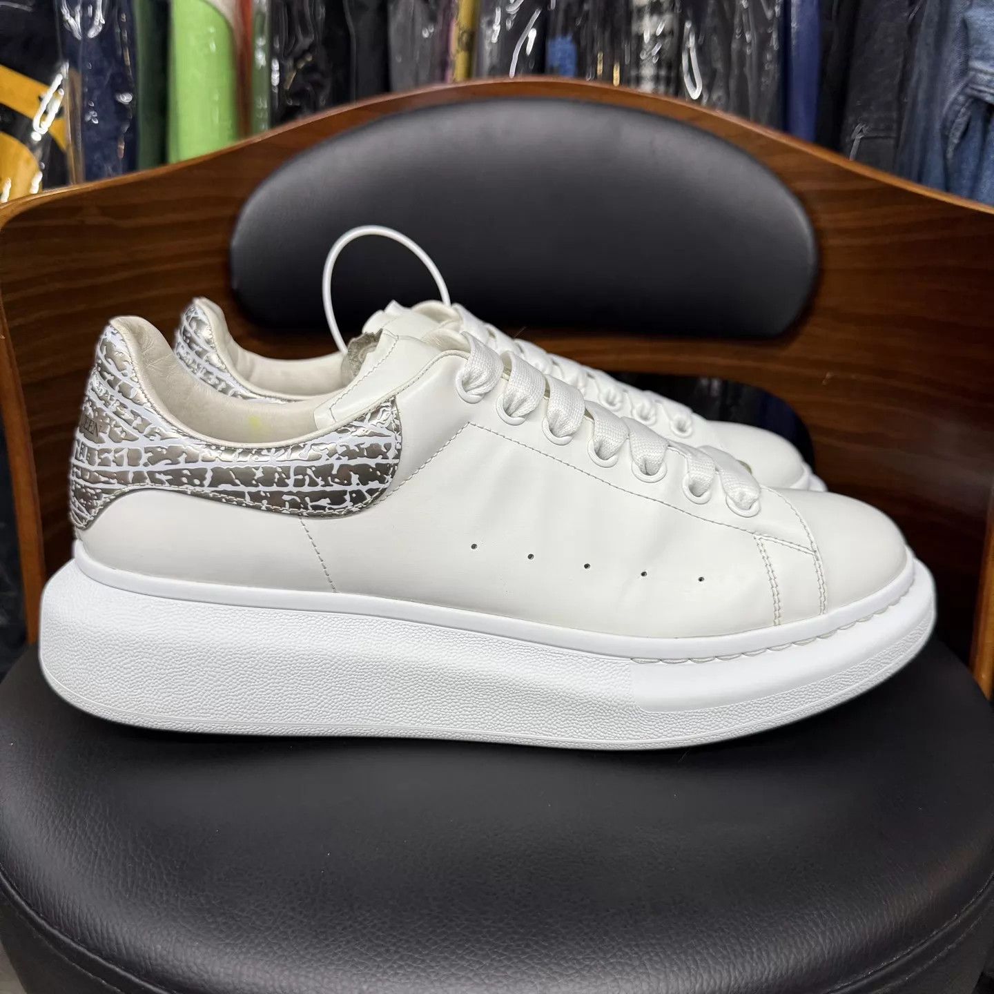 Alexander McQueen Alexander McQueen Cracked Silver Tail 44 like new Size US 11 / EU 44 - 4 Thumbnail
