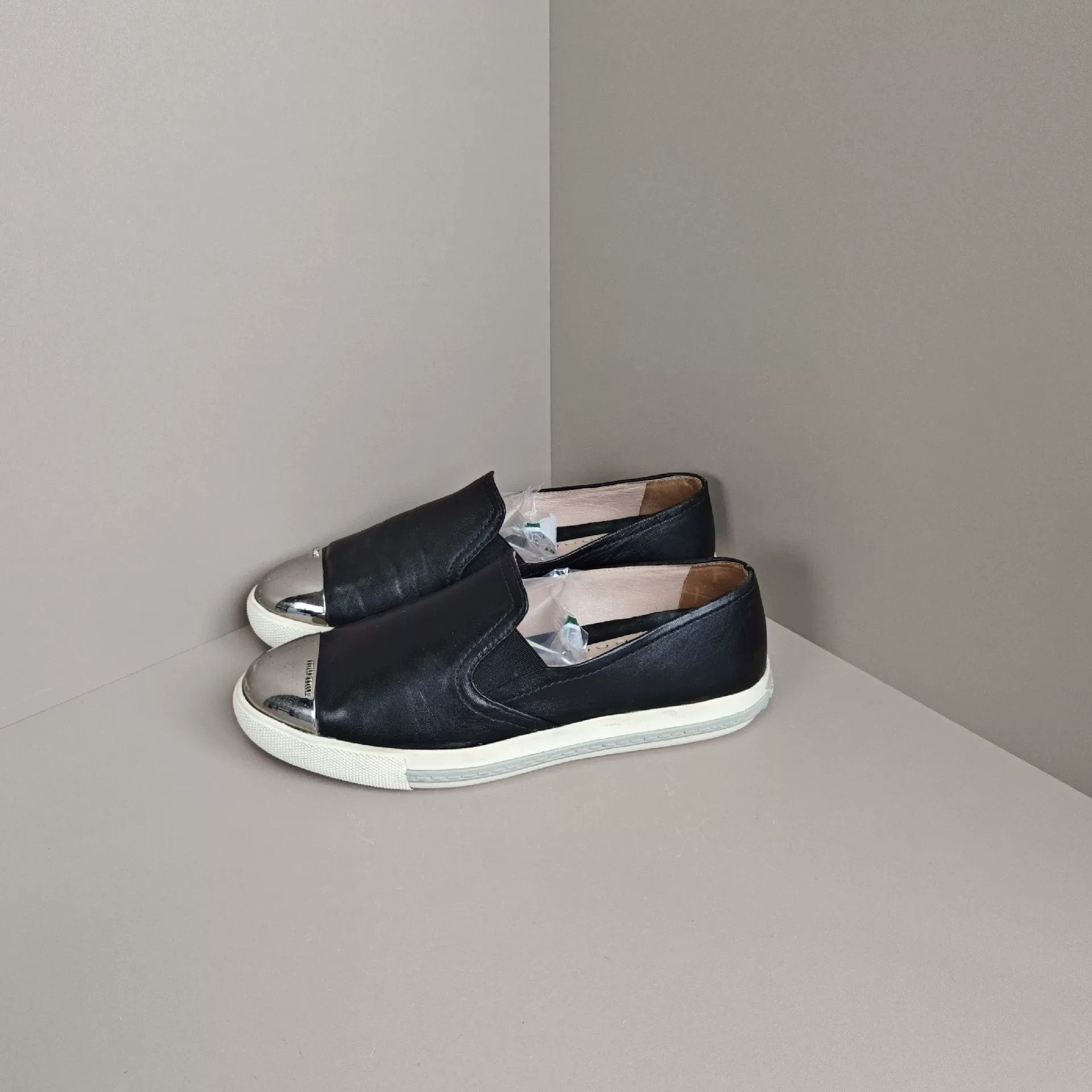 Miu Miu Miu Miu Casual Lowtop Sneakers us_6 Women Size US 6 / IT 36 - 1 Thumbnail