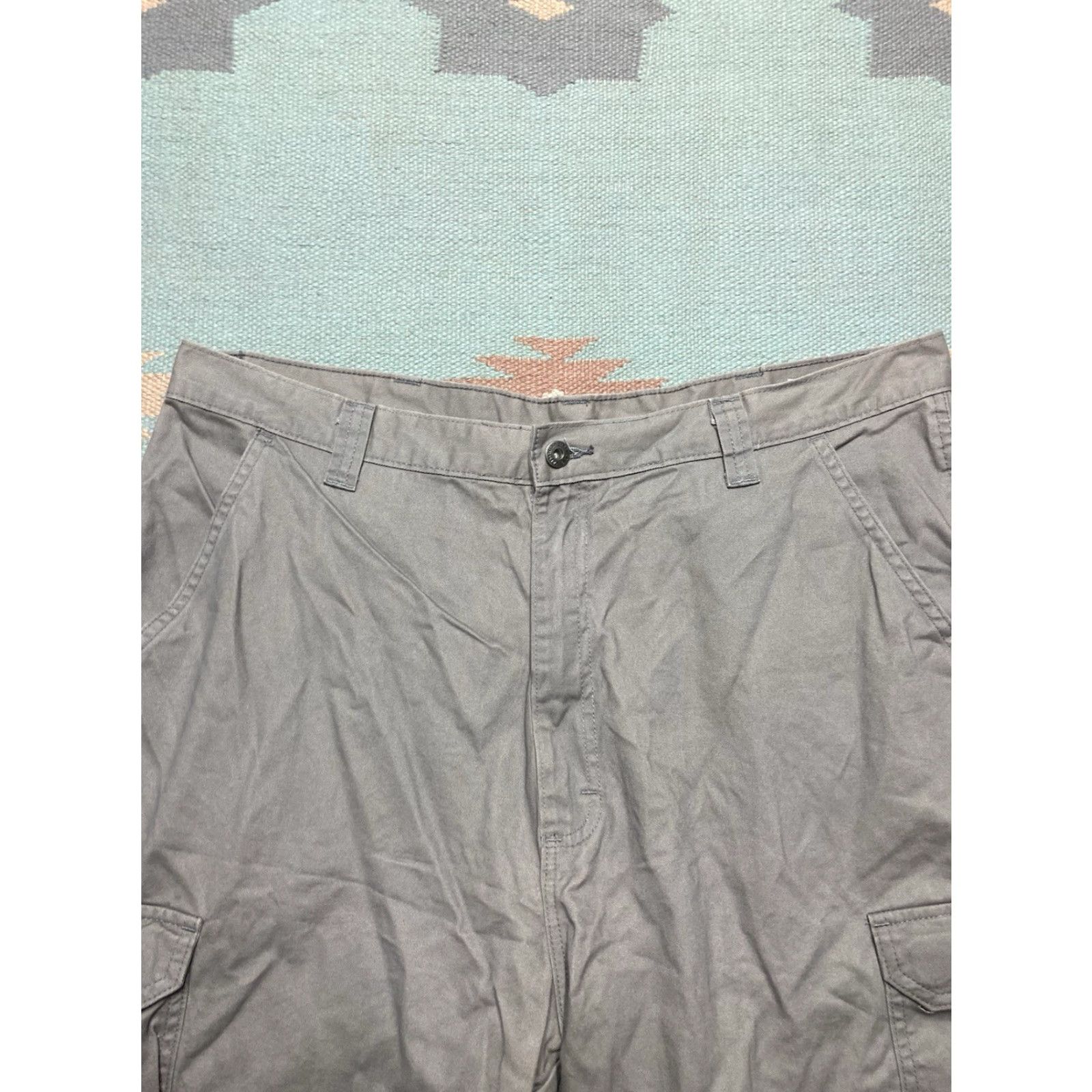 Wrangler Wrangler Cargo Shorts Stone Gray Gray Cargo Shorts Men 38 Regular Inseam 10” Outseam 23” Baggy Wide Leg Pockets Skater Size US 38 / EU 54 - 4 Thumbnail