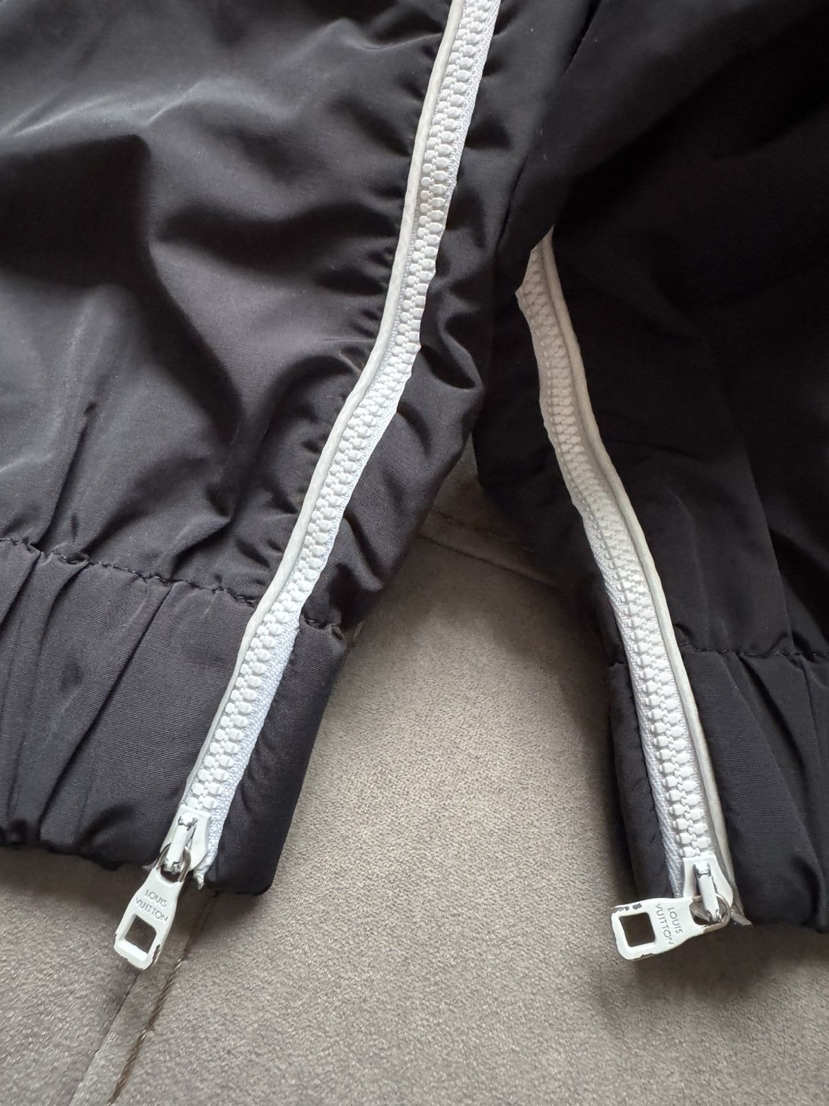 Louis Vuitton LOUIS VUITTON HYBRID NYLON JOGGER sizes in photos by tap Size US 32 / EU 48 - 17 Thumbnail