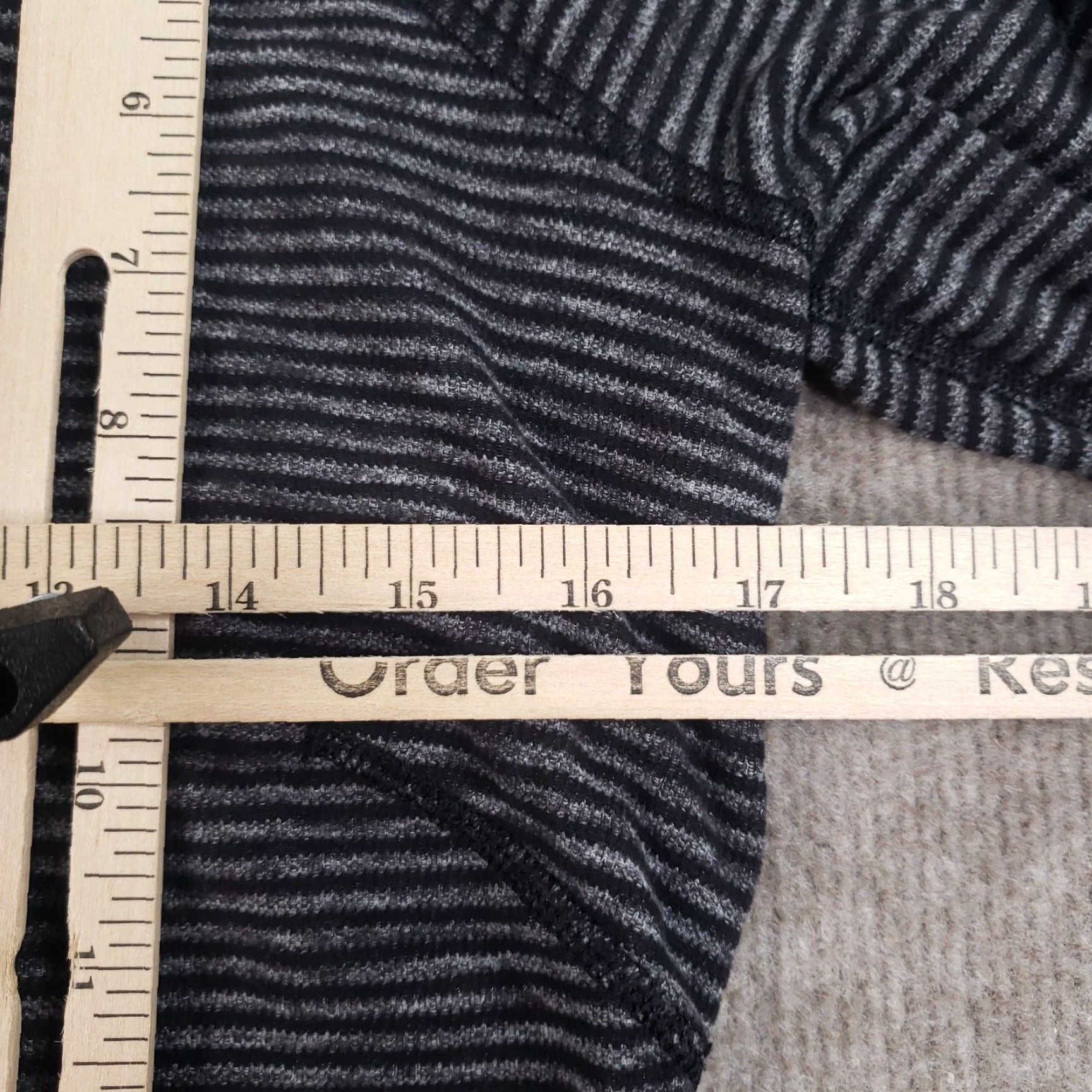 Lululemon Lululemon Shirt Womens Small Gray Black Striped Reversible Crew Neck Gym Running Size S / US 4 / IT 40 - 3 Thumbnail