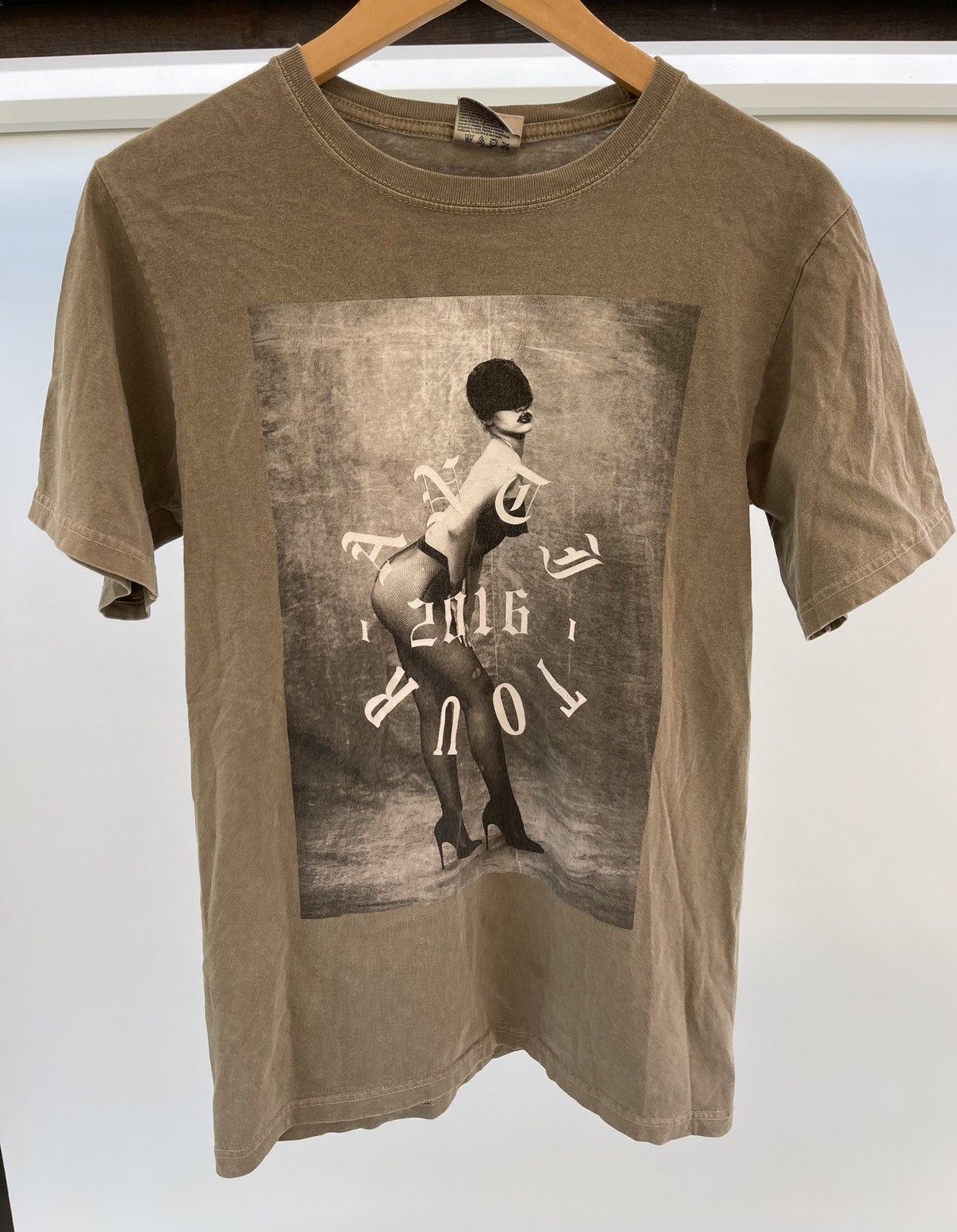 Rihanna 2016 Rihanna Anti World Tour t-shirt Size US S / EU 44-46 / 1 - 1 Thumbnail
