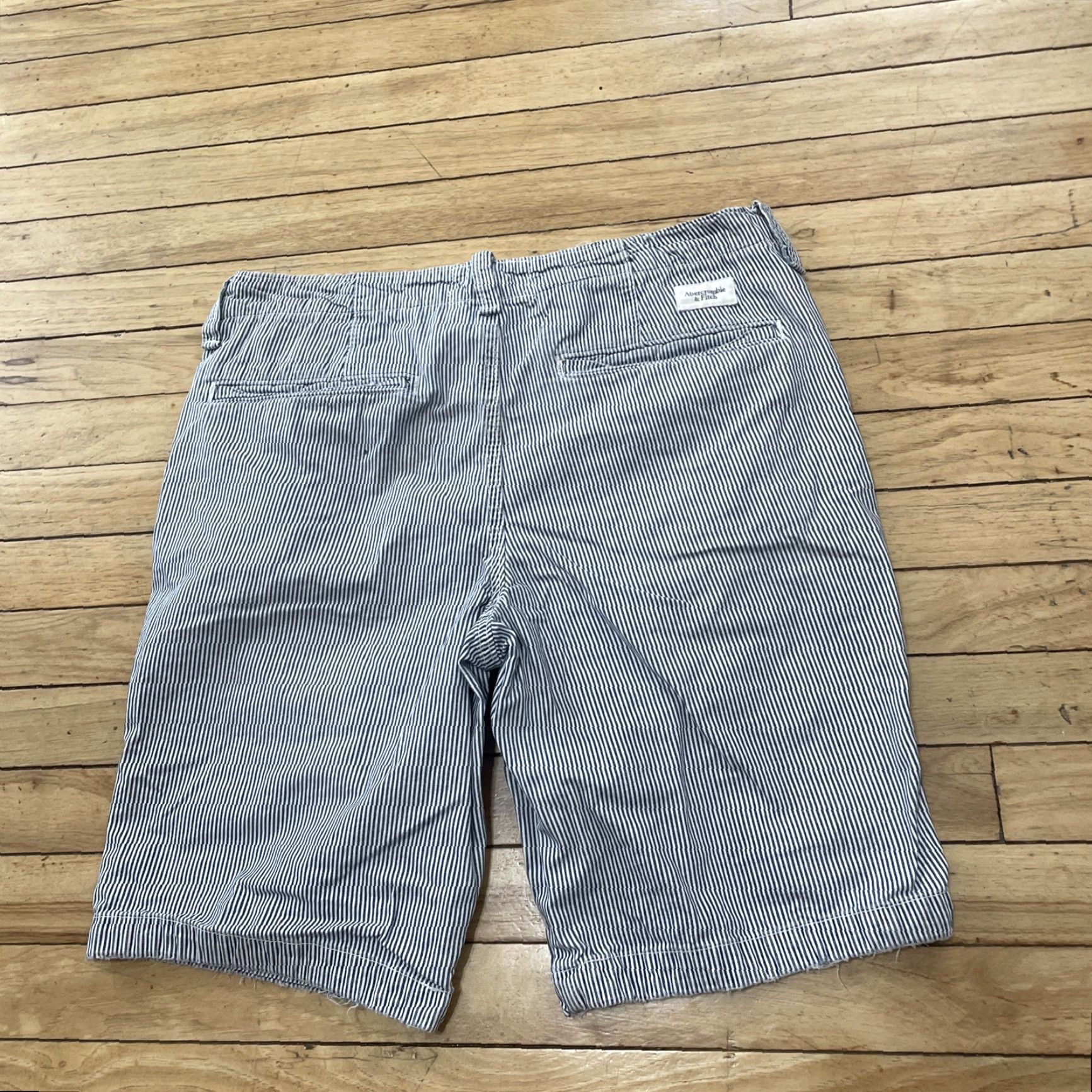 Abercrombie & Fitch Abercrombie & Fitch Shorts Men 33 Preppy Blue White Sailor Chino Button Fly Pin Stripe Flat Front Size US 33 - 2 Thumbnail