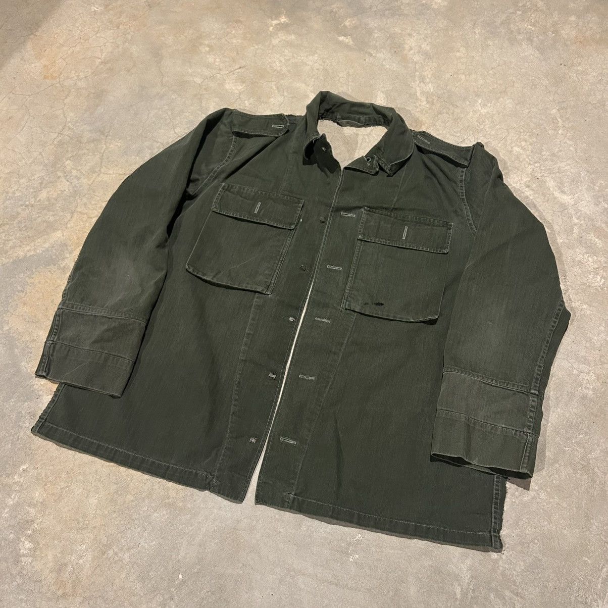 Vintage Vintage 1950s “Negative Space” Belgian HBT Military Shirt Size US M / EU 48-50 / 2 - 2 Thumbnail