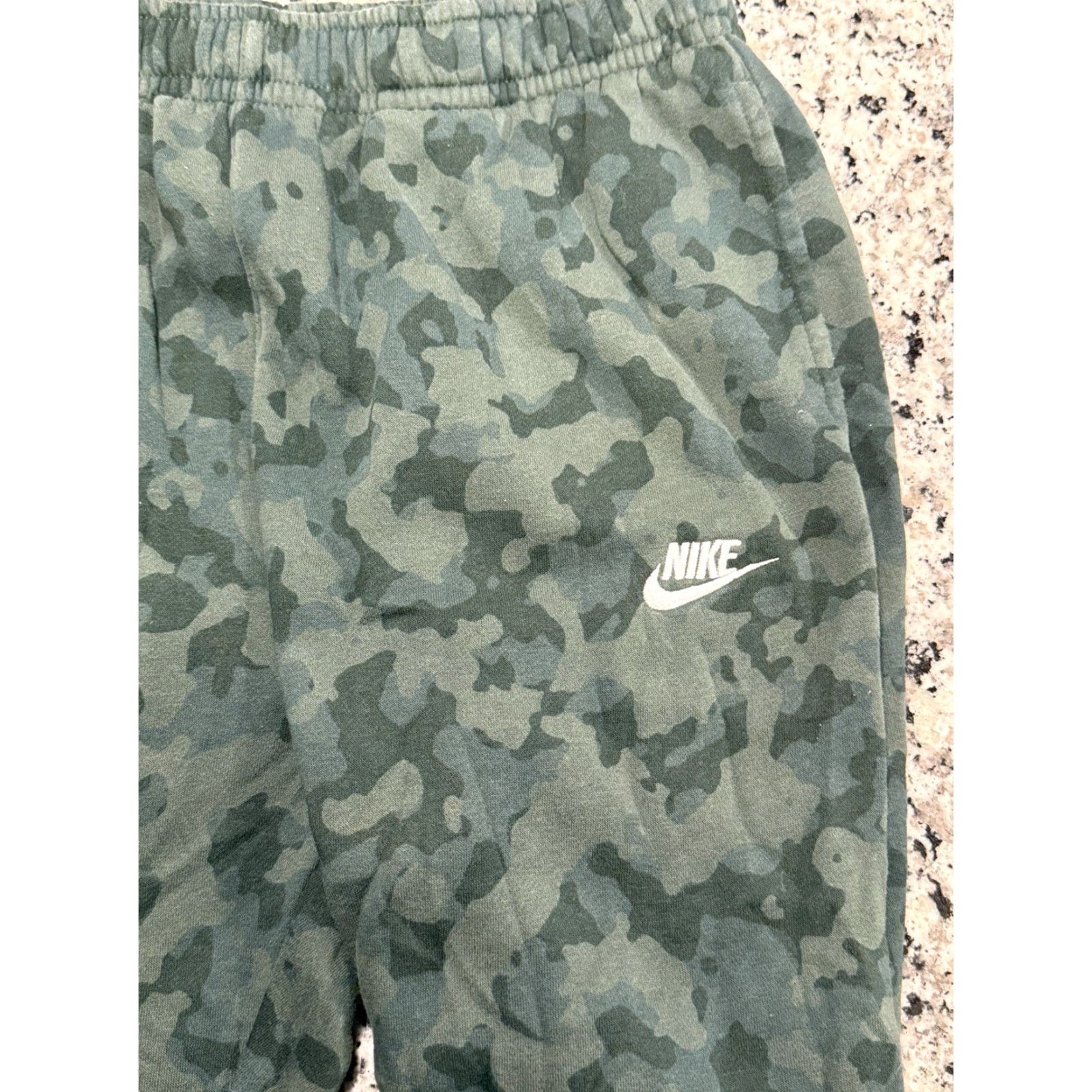 Nike Nike Sportswear Club Fleece Camo Jogger Pants Adult Large Green Men Regular Size 30" Inseam Cotton Fleece Sweatpants Camouflage 90s Sports Theme Size US 33 - 5 Thumbnail