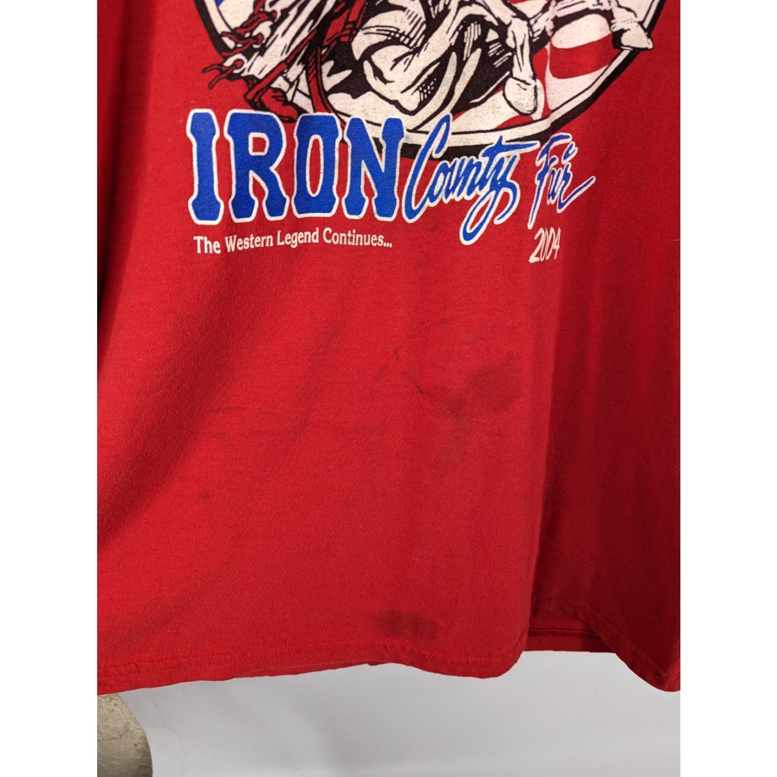 Gildan VINTAGE Red T-Shirt Iron County Fair Committee 2004 XL Guy in Horse USA Shirt Mens Size US XL / EU 56 / 4 - 2 Thumbnail