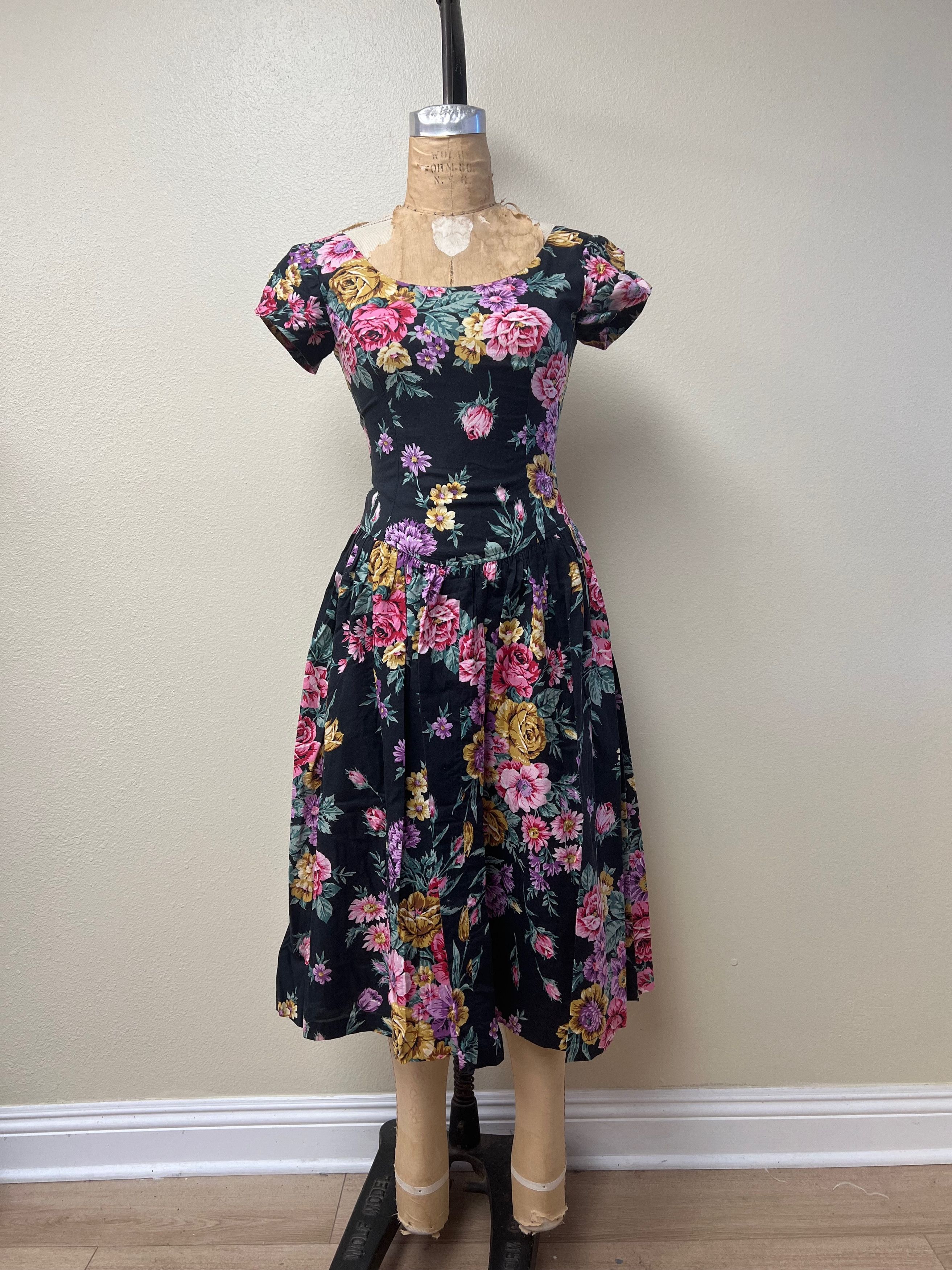 Other EUC Vintage 1980s Floral Full Skirt Black Pink Dress Medium Size M / US 6-8 / IT 42-44 - 1 Thumbnail