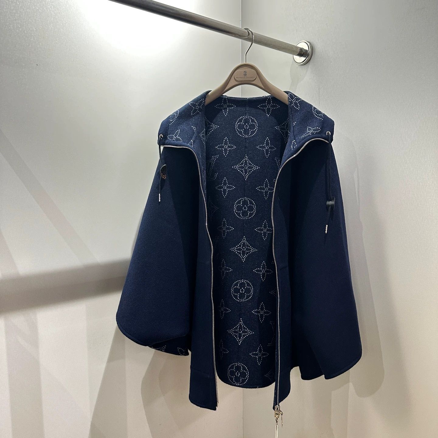 Louis Vuitton Louis Vuitton Monogram Double-Zip Cape Coat TU Wool Size ONE SIZE - 1 Thumbnail